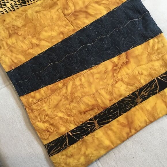 NWT. Hand Crafted Quilted Runner Gold & Black - Picture 4 of 11